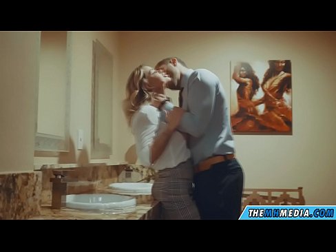 ❤️ Kana blonde ine busty inokukwezvera muchimbuzi cheveruzhinji ❌ ❤